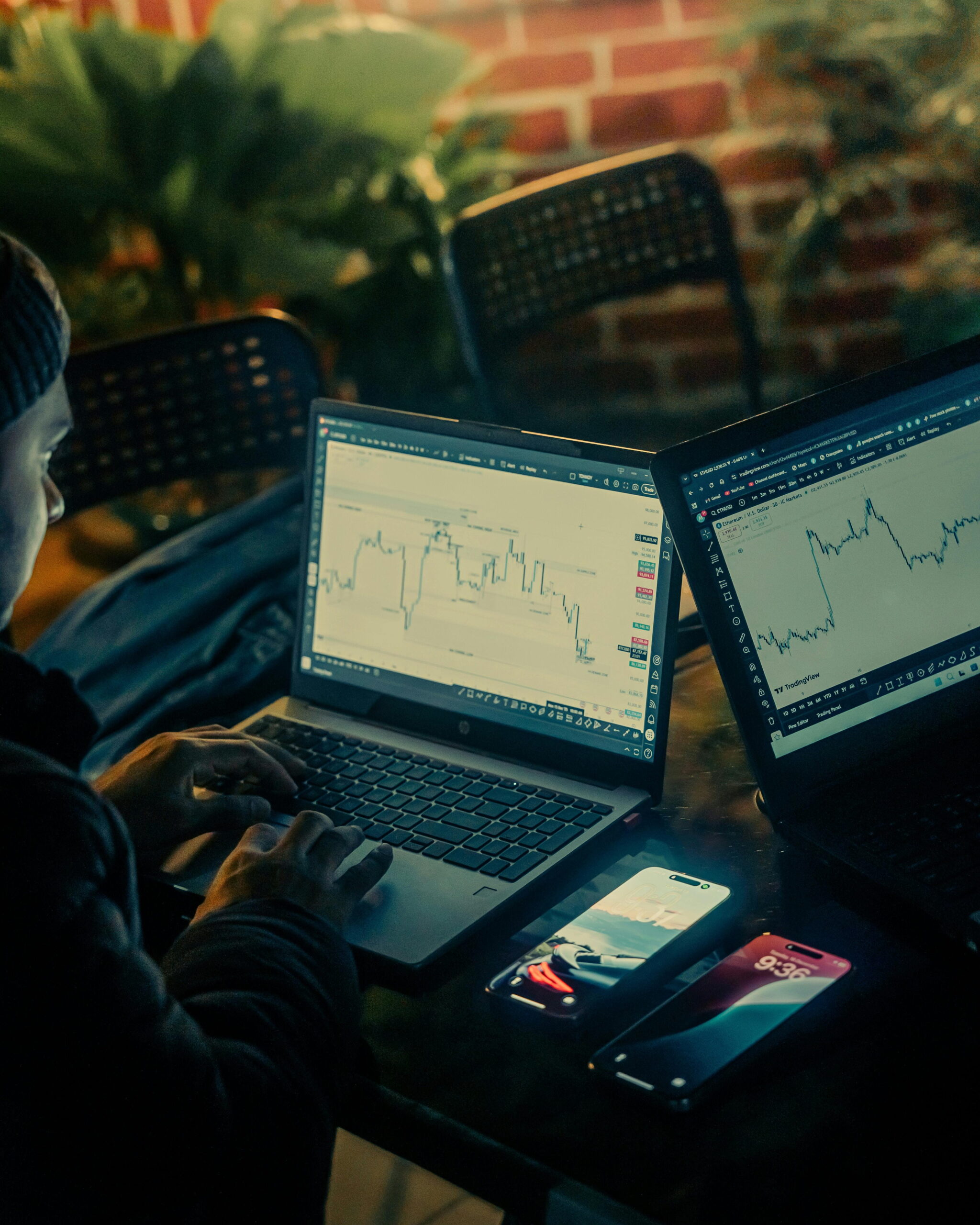Visual representation of sector divergence in stock market news on October 15, 2025.